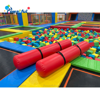 Bâtons de joute gonflables utilisés pour les combats sur poutres d'équilibre dans des fosses de mousse dans les parcs de trampolines