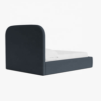 Lit de luxe contemporain avec cadre en bois de haute qualité, tête de lit cintrée et revêtement en tissu pour chambre à coucher
