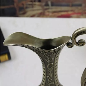 Florero europeo en forma de botella Florero Más vendidos Decoración moderna suave para el hogar Nuevo diseño Jarrones de latón y metal - Product Image 3