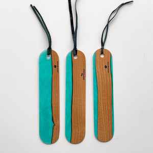 Marcapáginas de resina y madera hechos a mano que combinan diseño artístico y textura de madera natural. - Product Image 5