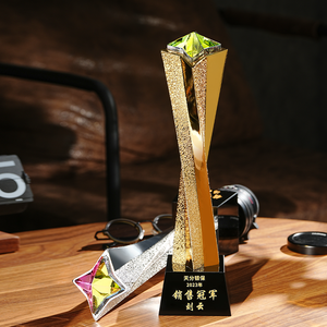 बिक्री चैंपियन कर्मचारियों के लिए रचनात्मक गोल्डन और रंगीन स्टार डिजाइन के साथ अनुकूलित ट्रॉफी - Product Image 2