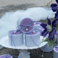 Boîte d'emballage de cadeau de mariage personnalisée boîtes cylindriques rondes en fer blanc boîtes de bonbons de luxe avec ruban et autocollant
