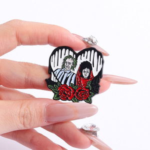 Épinglette en émail <span class=keywords><strong>romantique</strong></span> sombre et terrifiante sur le thème du <span class=keywords><strong>film</strong></span> européen américain Love Bride, pour les amateurs de cinéma ou ceux qui préfèrent les tenues de style gothique - Product Image 2