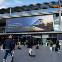 Écran LED numérique extérieur pour affichage publicitaire sur les gares ferroviaires, les aéroports et les hubs de transport, écran LED extérieur P4 P6 P8