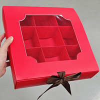 Boîte à ruban rigide rouge de luxe avec fenêtre transparente, pelliculage mat, gaufrage, matériaux recyclés, personnalisable, emballage pour desserts et sushis