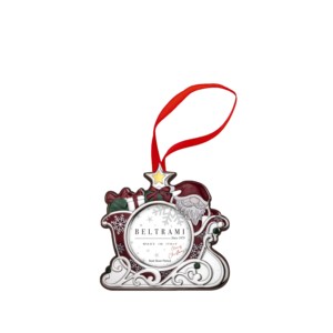 Marco de Fotos Colgante Beltrami 2x2 Plateado, Adorno Navideño con Diseño de Trineo de Santa Claus y Cinta Roja - Product Image 1