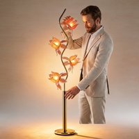 Lampe sur pied en verre de Murano rose moderne faite à la main avec base E26 et tige en métal doré, lumière LED pour la décoration du salon
