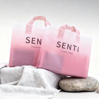Sacs de transport en plastique PE semi-transparents rose ombré avec poignées à valve, emballage personnalisable pour vêtements et chaussettes