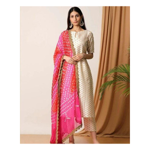 Ensemble Kurta Pantalon Dupatta en Rayonne Imprimé Doré, Tenue Ethnique Traditionnelle avec Dupatta Bandhej, Manches Courtes, Tenue de Fête Élégante - Product Image 1