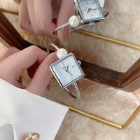 Montre-bracelet à quartz pour femme FF 324, cadran carré perlé, bracelet ouvert, haute esthétique