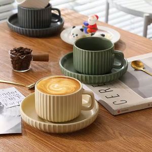 Tasse en céramique rectangulaire moderne de 9 oz avec rayures verticales, finition mate, en grès, avec soucoupe, impression de logo personnalisée, vente en gros - Product Image 2