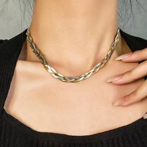 Nuovi ornamenti europei in acciaio al titanio rosso netto in <span class=keywords><strong>oro</strong></span> 18 carati e argento in <span class=keywords><strong>oro</strong></span> <span class=keywords><strong>rosa</strong></span> con tre collane a catena a forma di serpente da donna - Product Image 2