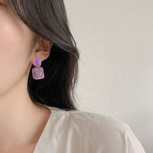 Boucles d'oreilles tendance pour femme, version coréenne haut de gamme, élégantes, avec pierres géométriques en forme de bloc, incrustées de diamants, motif carré peinture à l'huile et perle comme pierre principale - Product Image 3