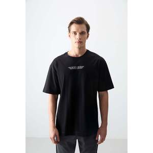 เสื้อยืดคอกลมพิมพ์ลายทรงโอเวอร์ไซส์เนื้อผ้าฝ้าย 100% สีดำสำหรับผู้ชาย รุ่น Air Jones - รุ่น 88356 - Product Image 4