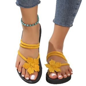 Tongs à semelle compensée pour femmes, décor floral, multi-bandes, semelle épaisse, pantoufles d'été pour la plage et l'extérieur - Product Image 2