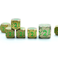 Prix usine haute qualité Mini vert 6 faces polyédrique numéro unique conception de fissure dés carrés en métal pour jeux de société DnD
