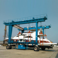 Grue marine mobile de 300 tonnes, grue portique robuste, engrenage de moteur haute efficacité, télécommande, pneus en caoutchouc, équipement de levage de bateaux