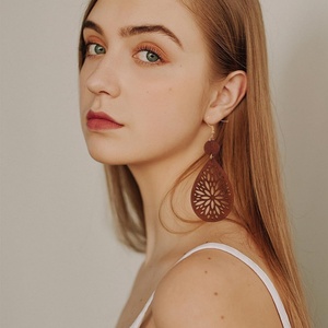 Boucles d'oreilles rondes géométriques vintage bohèmes en bois et cuir, style ethnique, motif tournesol - Product Image 5