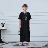 Nouvelle Collection 2026 : Thobe Noir Brodé à Manches Courtes pour Garçons – Robe Arabe Musulmane, Qamis Islamique pour Enfants, Idéal Ramadan et Aïd