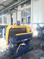 Machine de découpe et de rainurage manuelle à plat pour la fabrication de boîtes en carton ondulé