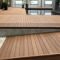 Planche de terrasse extérieure en composite bois-plastique aspect teck, résistante à la moisissure, moderne et professionnelle, à clipser, entretien réduit