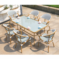 Meubles de terrasse de restaurant bistrot en rotin d'extérieur, style français, table et chaises de salle à manger d'extérieur, chaise de bistrot de jardin