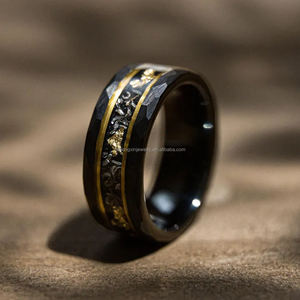 Bague pour homme en acier tungstène de 8mm, finition martelée noire avec feuille d'or et limaille de fer, alliance de style vintage. - Product Image 4