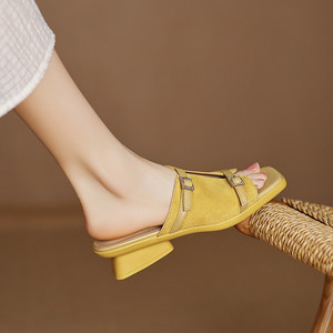 Sandalias de tacón medio con hebilla y puntera abierta, modernas y versátiles, de cuero genuino suave, sin talón, para mujer. - Product Image 3