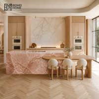 Meubles de cuisine modernes bio BEIMEI en chêne blanc naturel avec îlot cascade en onyx rose et table à manger intégrée, idéal pour villa et menuiseries.