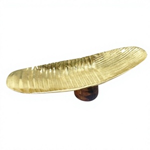 Plat de service décoratif long en métal doré texturé sur base en bois – Centre de table de luxe - Product Image 1