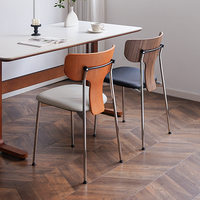 Chaise de salle à manger ergonomique empilable vintage, structure en acier inoxydable, dossier en bois massif, revêtement en cuir PU chinois, pour la maison et les restaurants