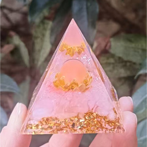 Pyramide en cristal de quartz rose œil de chat rose, ornement de bureau en résine époxy, décoration d'intérieur, cadeau artistique - Product Image 2