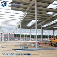 Bâtiment industriel préfabriqué en métal à grande portée, structure en acier robuste et durable pour atelier d'usine
