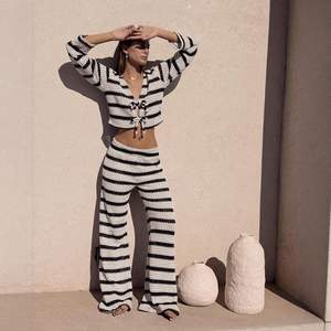 ชุดคลุมโครเชต์สำหรับผู้หญิงปี 2026 แบบสั่งทำพิเศษ แขนยาว คอวีลึก ชุดถักนิตติ้ง 2 ชิ้น ชุดชายหาดฤดูร้อน เสื้อครอปท็อป กางเกงขายาว - Product Image 5