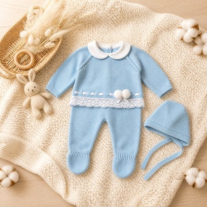 Combinaison bébé en coton KAIYUE, ensemble deux pièces tricoté sur mesure pour nouveau-né, avec col Peter Pan, bande <span class=keywords><strong>de</strong></span> dentelle, ruban, pompons et bonnet - Product Image 2