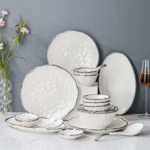 Vaisselle en céramique légère de luxe à bords argentés set de vaisselle motif marteau pour senior set de vaisselle cadeau de pendaison de crémaillère vente en gros