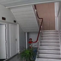 Bâtiment de camping à deux étages, maison conteneur préfabriquée pliable de 20 pieds, longue unité de logement, bureau, atelier, en acier isolé, personnalisable en vrac, OEM ODM