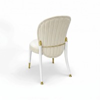 Silla de Banquete Moderna y Elegante con Respaldo Redondo, Tapizada en Terciopelo Beige, Patas de Metal Blanco y Detalles Dorados para Comedor de Lujo, Villas y Bodas