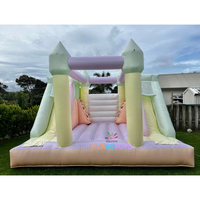 Château gonflable PVC 0,55 mm d'épaisseur, couleurs pastel, avec double toboggan, certifié CE, protection UV, ignifuge