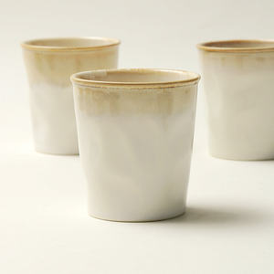 Taza de cerámica hecha a mano con acabado mate y diseño minimalista para uso en hoteles y restaurantes. - Product Image 4