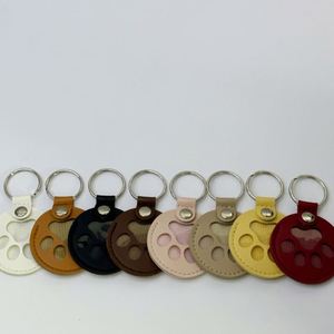 Porte-clés circulaire en cuir PU écologique avec portrait de patte d'animal et motif tressé, idéal pour les cadeaux commémoratifs - Product Image 4