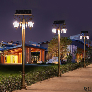 Lampadaire de jardin en laiton à double tête avec abat-jour en verre, lumière LED blanc chaud 2700K, IP66, détecteur de mouvement, alimentation solaire, garantie 10 ans - Product Image 2