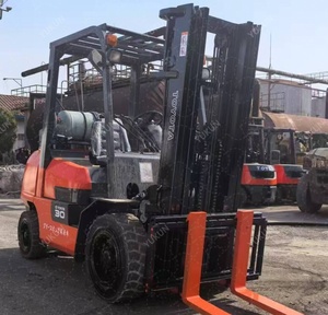 Montacargas Diésel Usado Komatsu FD2.5/3/4/5/7/10/15/16/25/30 Toneladas FGZN30 FDZN30 con Tres Elevadores Maestros en Shanghái en Venta - Product Image 2