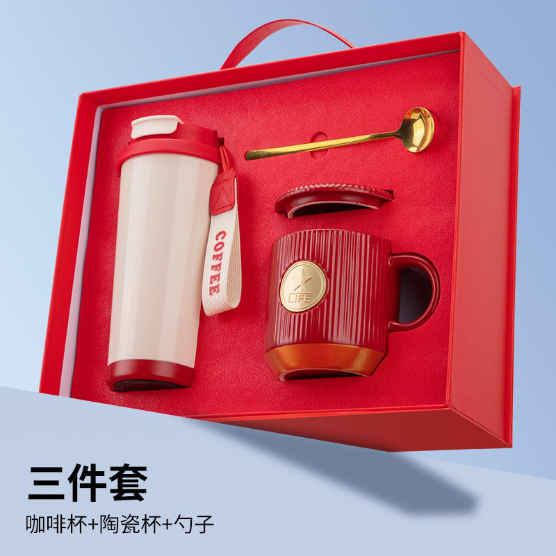 ชุดสามชิ้นสีแดง: ถ้วยกาแฟลายดอกลิลลี่แห่งหุบเขา, แก้วมัคพร้อมเหรียญทองสัมฤทธิ์, และช้อนทรงกลม