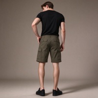 Short cargo pour homme avec poches à rabat, olive foncé, passe-ceinture, fermeture frontale, coupe droite, longueur genou, tissu slub avec détail de bande au bas de la jambe