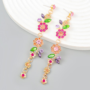 <span class=keywords><strong>Orecchini</strong></span> di strass <span class=keywords><strong>a</strong></span> fiori colorati da donna con design dolce piccoli <span class=keywords><strong>orecchini</strong></span> lunghi <span class=keywords><strong>a</strong></span> fiore - Product Image 2
