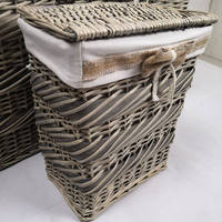 Hamper Dedalu tenun tangan menampilkan Trim goni dan Interior kain untuk handuk kamar mandi dan pakaian kotor memilah