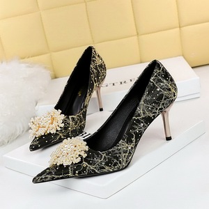 Chaussures de mariée de luxe blanches à talons hauts avec grandes perles pour femme - Product Image 4