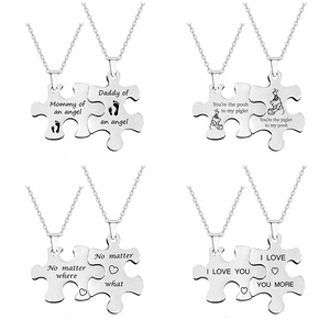 Collier pendentif en acier inoxydable pour couple, avec pièces de puzzle « Son Roi, Sa Reine, Son Fou, Sa Bizarre, Maman, Papa, Amoureux, Autisme » - Product Image 1