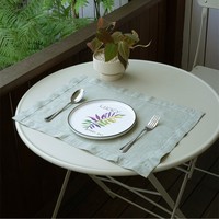 Nappe de table brodée sur mesure en coton et lin, rose, bleu, vert sauge, avec ourlet festonné, et serviettes assorties